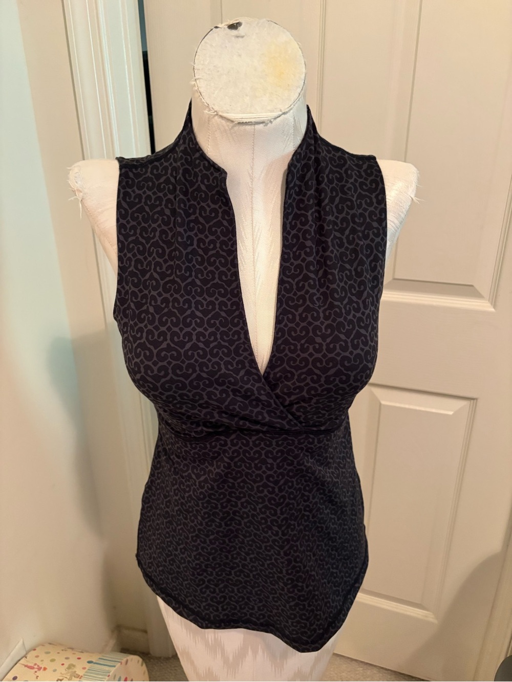 Lululemon size 0Sleeveless surplus Wrap Front Women’s Top in Black $48